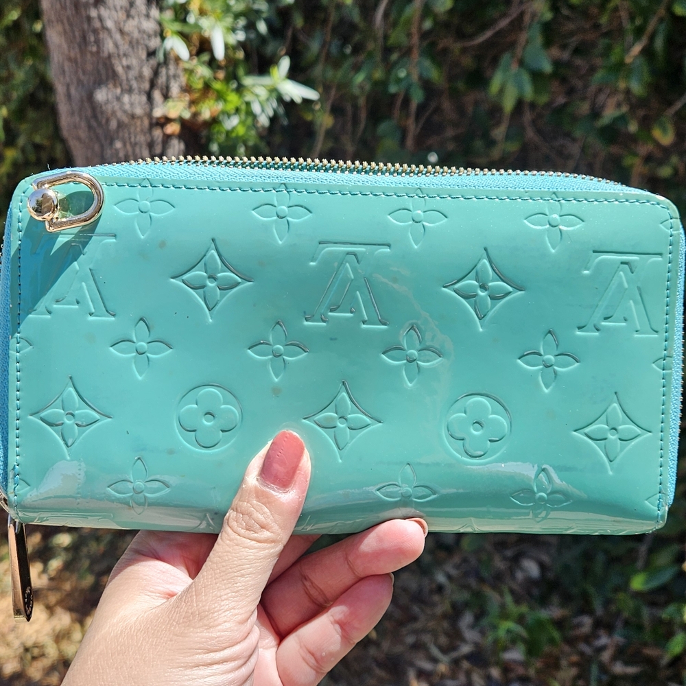 Zippy Turquoise Wallet - Picture 3 of 11